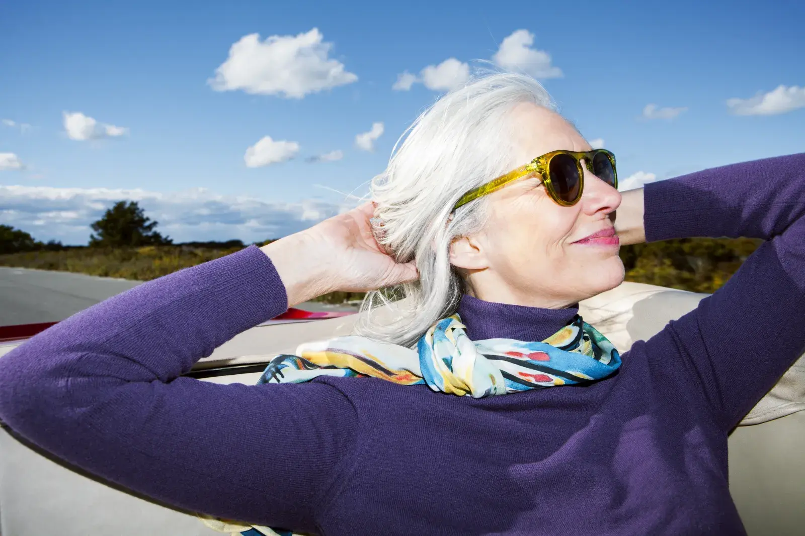 Una mujer con canas posando con su pelo largo
