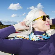 Una mujer con canas posando con su pelo largo