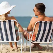 una pareja tomando sol