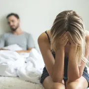 una pareja discute en la cama