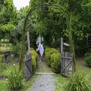 Desde los clásicos arcos forrados de vegetación, la evolución a galerías que resguardan del sol sin perder el contacto con el entono natural.