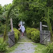 Desde los clásicos arcos forrados de vegetación, la evolución a galerías que resguardan del sol sin perder el contacto con el entono natural.