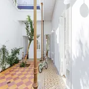 Lo primero que hay que pensar para elegir el piso del patio es en el uso que tendrá ese espacio, considerando factores como revestimiento, césped, sol, sombra y conexión con una pileta.