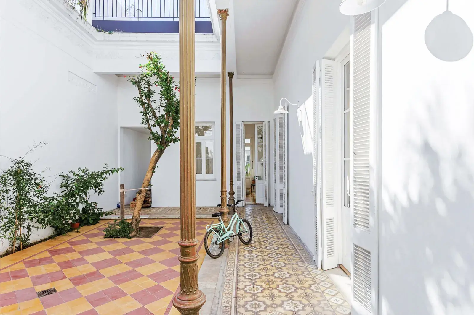 Lo primero que hay que pensar para elegir el piso del patio es en el uso que tendrá ese espacio, considerando factores como revestimiento, césped, sol, sombra y conexión con una pileta.