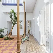 Lo primero que hay que pensar para elegir el piso del patio es en el uso que tendrá ese espacio, considerando factores como revestimiento, césped, sol, sombra y conexión con una pileta.