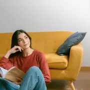 mujer pensando y leyendo