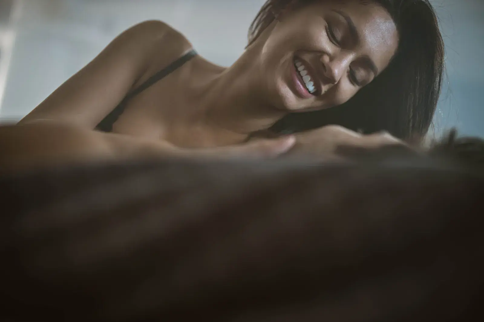 pareja en la cama hablando