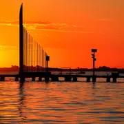 Parque Natural Laguna de Gómez, una laguna rodeada por 120 hectáreas de parques arbolados.