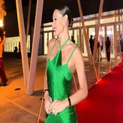 Pampita Ardohain con un vestido verde con flecos
