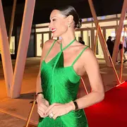 Pampita Ardohain con un vestido verde con flecos