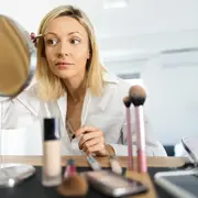 Una mujer maquillándose