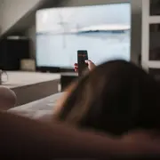 Ver una serie, una y otra vez, refiere a un apego emocional a la historia y la ley del menor esfuerzo.