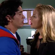 Carina Zampini y Sebastian Estebanez mirandose seriamente instantes antes de besarse