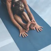 Posturas de yoga con efecto antiinflamatorio que podés hacer en casa