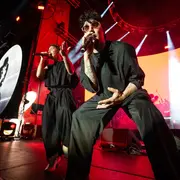 Dante Spinetta y Emmanuel Horvilleur en el escenario del Festival Buena Vibra.