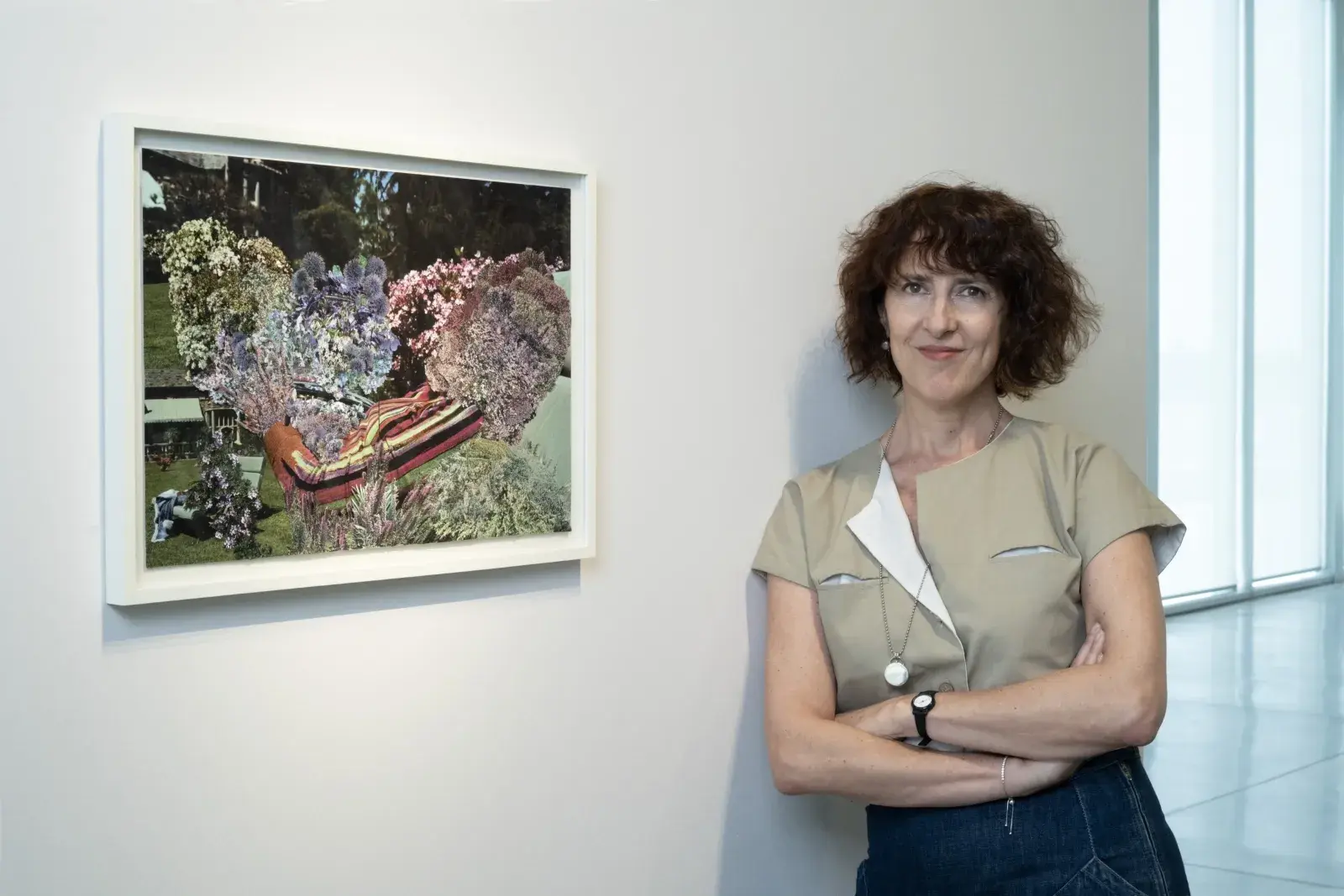 Rosana Schoijett es fotógrafa y artista, en la muestra de Malba Puertos expone doce collages de paisajes emocionales creados a partir de fragmentos cosidos de láminas botánicas, catálogos de moda, manuales de geografía y fascículos de arte.