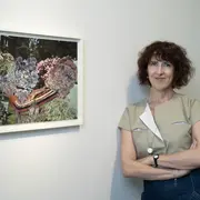 Rosana Schoijett es fotógrafa y artista, en la muestra de Malba Puertos expone doce collages de paisajes emocionales creados a partir de fragmentos cosidos de láminas botánicas, catálogos de moda, manuales de geografía y fascículos de arte.