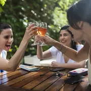 Salida con amigas: brindis
