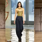 Los cortes de jean tendencia en las pasarelas de Coach y Ulla Johnson en New York Fashion Week 2025