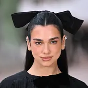 Dua lipa con un look total black