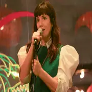 Imagen de Griselda Siciliani cantando en la temporada 2 de la serie Envidiosa.