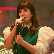Imagen de Griselda Siciliani cantando en la temporada 2 de la serie Envidiosa.
