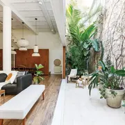 El gran ambiente de la planta baja queda en total conexión con el patio.