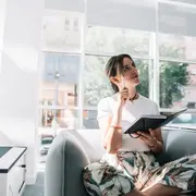 Mujer pensando proyectos