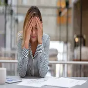 mujer preocupada en el trabajo