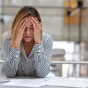 mujer preocupada en el trabajo