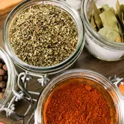 Foto de orégano y otras especias.