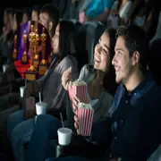 Gente en el cine.