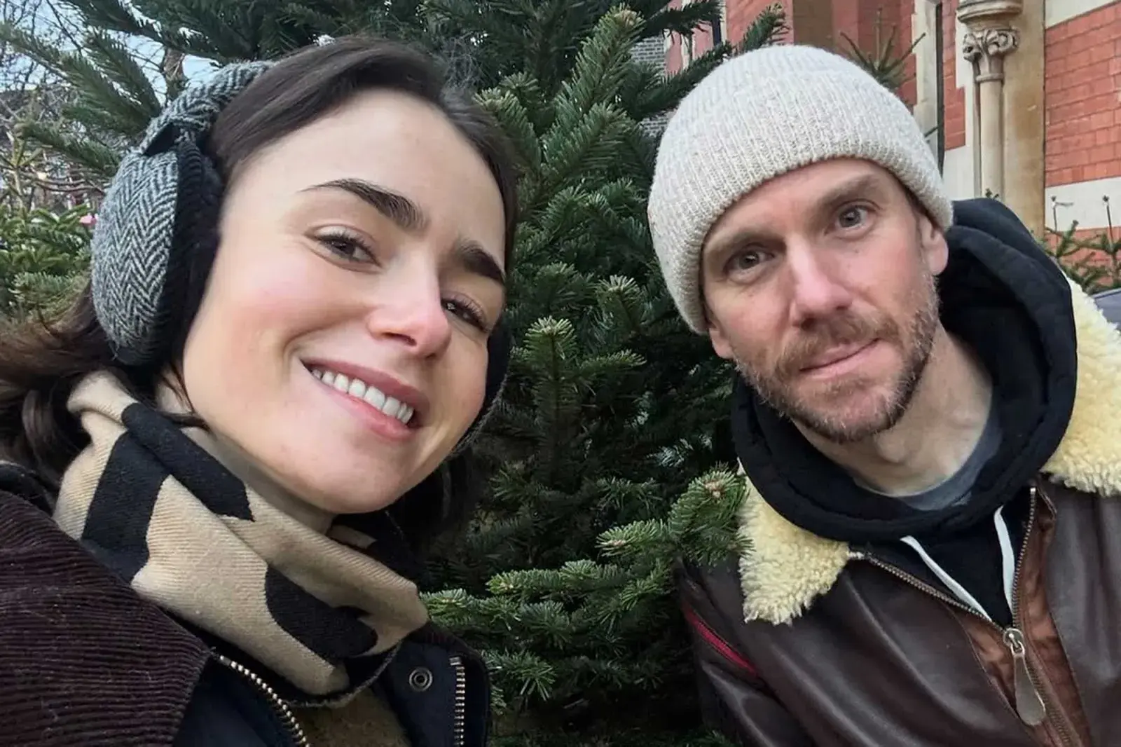 Lily Collins y su esposo Charlie McDowell le dieron la bienvenida a su primer hija