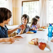 chicos comiendo vianda en el colegio