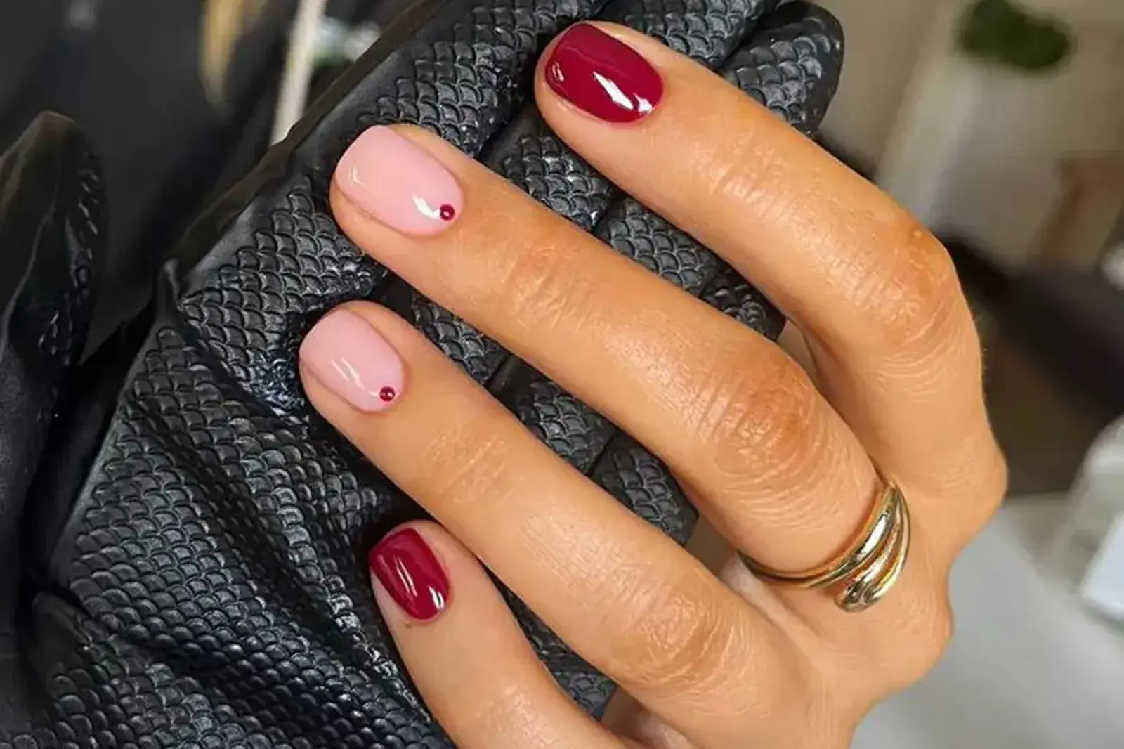 En color borgoñ con rosa, este es el tono del año, sin dudas