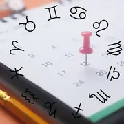 Un calendario con los símbolos del zodíaco