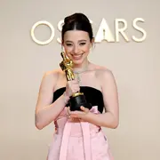 Foto de Mickey Madison con su Oscar por Anora.