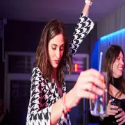 Qué son los “bares de despecho”: la tendencia que llegó a la Argentina