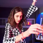 Qué son los “bares de despecho”: la tendencia que llegó a la Argentina