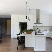 Las mesadas que funcionan como barra y dividen en dos el ambiente, son las protagonistas de este tipo de cocinas.