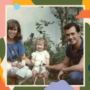 Daniela Aza, con 2 añitos, junto a su mamá y su papá.