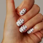 El diseño a lunares vuelve en el mundo del nail art en varios colores