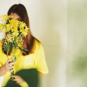 mujer con flores amarillas
