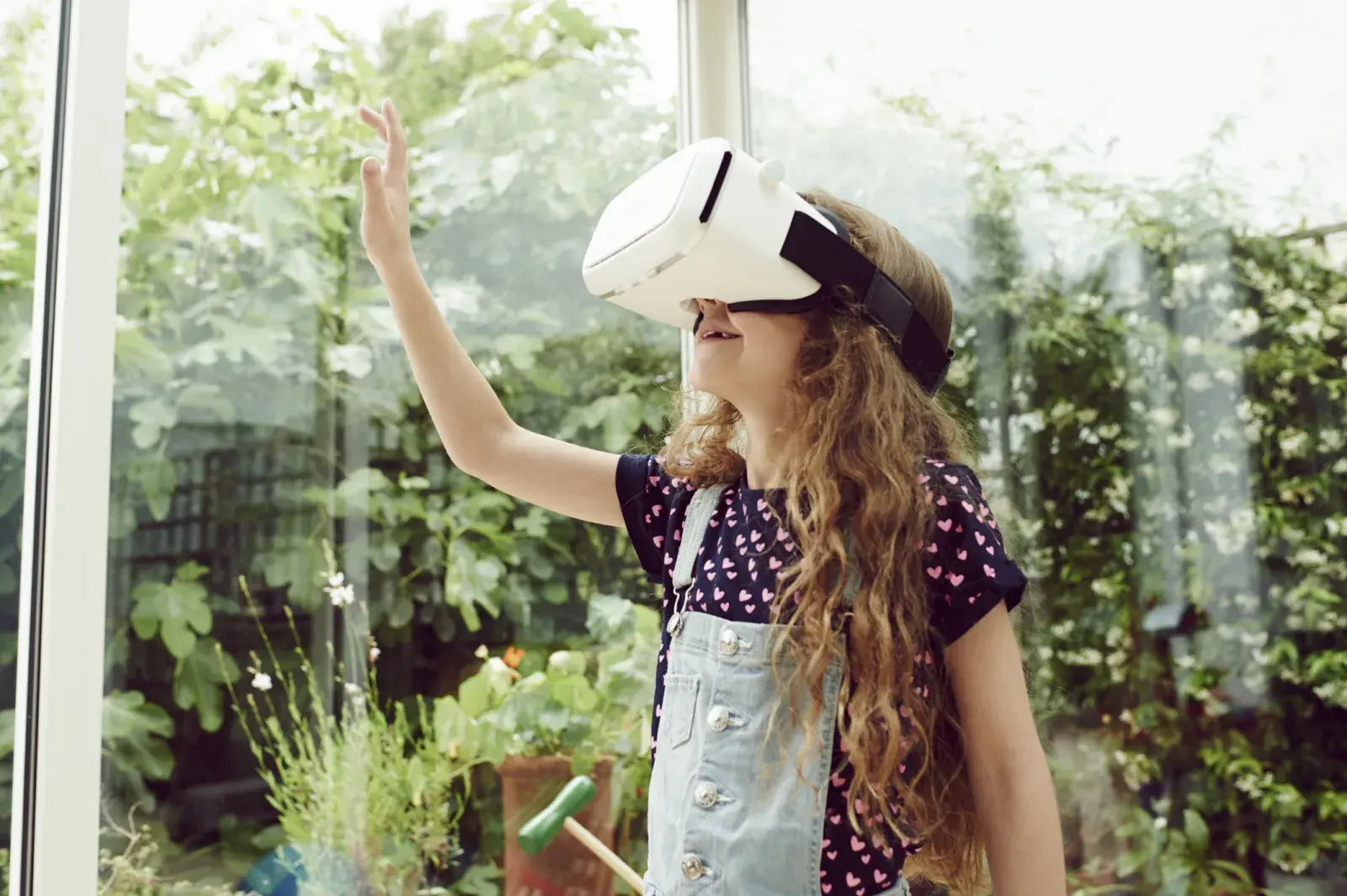 nena experimentando realidad virtual