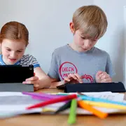 Se trata de una generación que es nativa digital y que ya creció con la incorporación de los dispositivos electrónicos, lo que a su vez trae otros desafíos en cuanto al desarrollo emocional y pedagógico de los niños