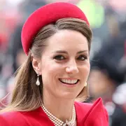 Kate Middleton apareció en público en una de las grandes citas de la Familia Real británica. El outfit elegido se llevó todas las miradas