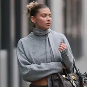 Los sweaters con cuello redondo se vienen a full en este 2025