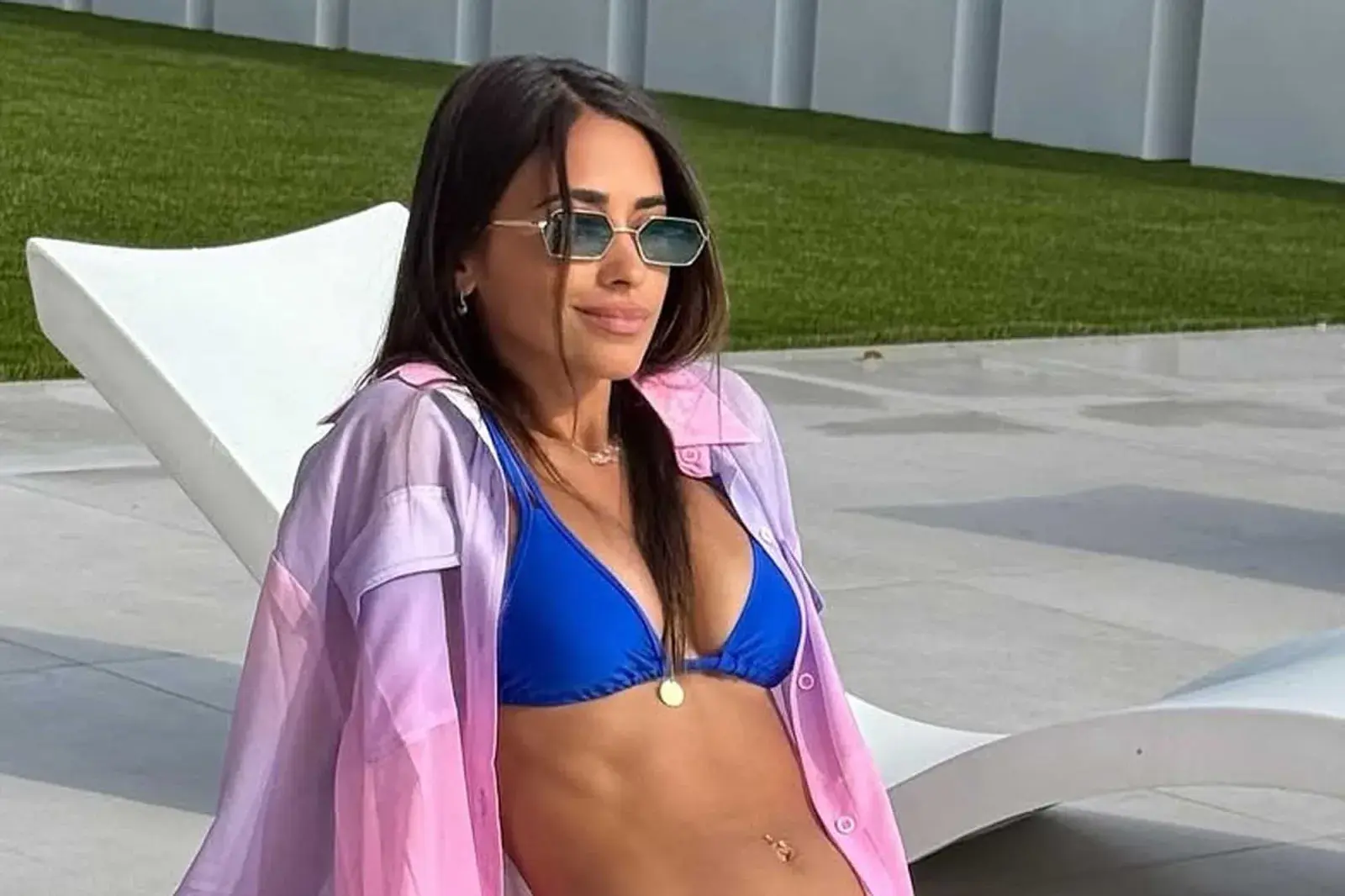 Antonela Roccuzzo compartió en sus redes sociales una foto en la pileta de su casa en compañía de Messi y sus hijos