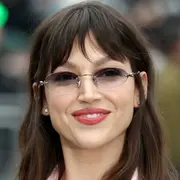 La actriz española, Úrsula Corberó dijo presente en el desfile de Miu Miu y se destacó por su look inspirado en los años noventa.