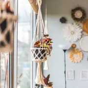 El macramé regresa al universo de los adornos de las manos de las macetas